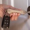 KeySmart Pro - Kompakter Schlüsselhalter mit Tile für 14 Schlüssel - Gold 5